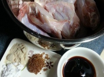step1: <a href="https://bit.ly/3zHU5V3" target="_blank" data-keyword="雞翼" class="guide-link"><strong>雞翼</strong></a> <span style="display:inline-block;vertical-align:middle;margin-top:-3px;color:initial;border-radius:3px;padding:2px 3px;font-size:12px;line-height:14px;background:#87d300;color:#fff;">即買</span> 解凍洗淨後,用醃<a href="https://bit.ly/3zHU5V3" target="_blank" data-keyword="雞翼" class="guide-link"><strong>雞翼</strong></a> <span style="display:inline-block;vertical-align:middle;margin-top:-3px;color:initial;border-radius:3px;padding:2px 3px;font-size:12px;line-height:14px;background:#87d300;color:#fff;">即買</span> 料先醃30分鐘以上待入味