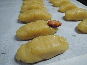 step3: 用杏仁壓出痕跡(等等要放指甲的地方喔)，烤箱180度預熱10分鐘，入烤箱烤15~18分