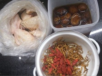 step1: <a href="https://bit.ly/3zHU5V3" target="_blank" data-keyword="雞翼" class="guide-link"><strong>雞翼</strong></a> <span style="display:inline-block;vertical-align:middle;margin-top:-3px;color:initial;border-radius:3px;padding:2px 3px;font-size:12px;line-height:14px;background:#87d300;color:#fff;">即買</span> 解凍，洗淨抹乾水，用醃料醃半小時,
冬菇浸軟，剪去蒂部，切細件備用,
蟲草花洗淨