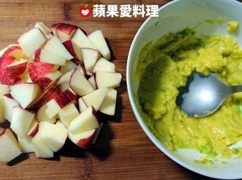 step2: 酪梨壓泥、蘋果切丁：取出一個碗，將酪梨放入，用湯匙壓成泥。將蘋果（不去皮）切丁。