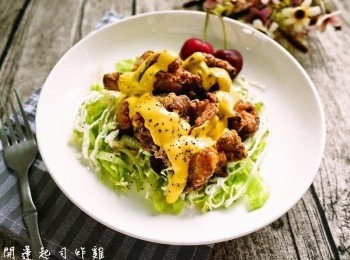 step6: 最後擺上炸雞在淋上軟式起司與撒上少許黑胡椒粒，即可~這軟式起司真是美味^^在全聯發現這起司醬就不用自己熬起司醬了，輕鬆做好一道料理，這道可是我家小人兒最愛的菜色唷