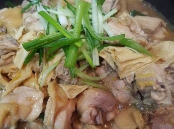 step4: 加入【<span class="group_3">芡汁</span>】拌勻，再加蓋焗多3-5分鐘，放上蔥花裝飾已可。