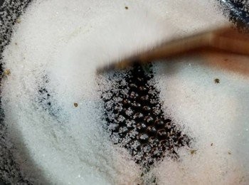 step3: 將已經爆香嘅胡椒薑蔥先盛起 。落粗鹽將粗鹽炒至微啡色。