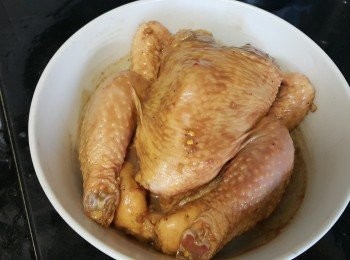 step6: 塗抹在雞身內外醃 3 至 5 小時，醃完雞的醬汁留用