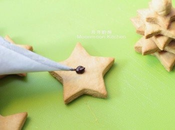 step15: 利用朱古力，唧在中央以黏連2片曲奇，直至砌成聖誕樹，灑上防潮糖粉裝飾即成。