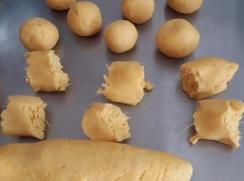 step3: 揉成小圓球,要吃紅糖口味的將紅糖包入再揉圓