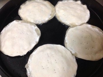 step3: 水餃皮一上一下，中間填上餡料，邊緣沾水黏住，上方刺小洞，煎至兩面金黃