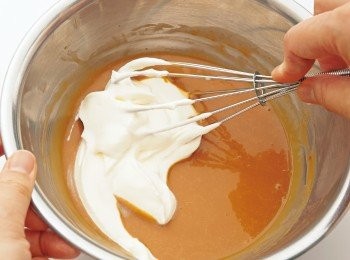 step16: 等變黏稠後，再加入8分發泡奶油霜。