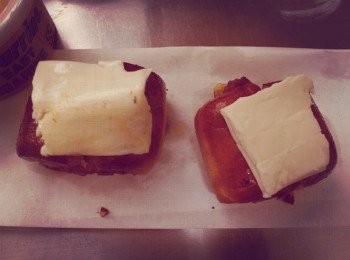 step2: 上面再鋪上起司片，接著近烤箱烤3分鐘。