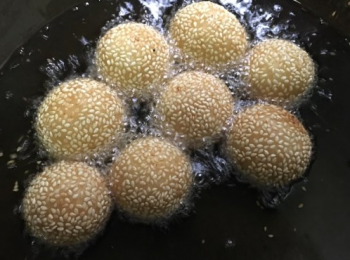 step4: 入鍋炸成金黃，筷子不停翻動，期間浮起來後往油裡按壓幾次。