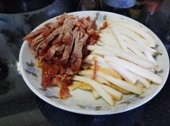 step4: 叉燒，炸魚條切條備用