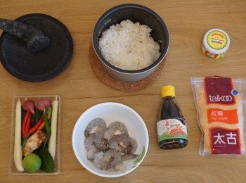 step1: 黑虎蝦解凍後沖乾淨，抹乾後以岩鹽及白胡椒醃好待用