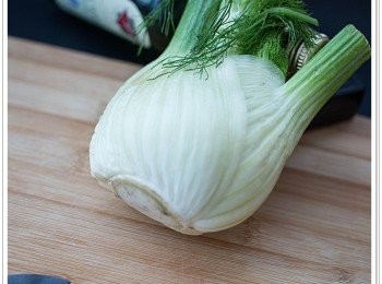 step5: 小記:  鮮茴香質感有如(西芹)一般，如果你想像它會是洋葱般(易稔)，除非你用上較多之時間、
所以此食譜上之茴香會是偏硬，愛與不愛就純屬個人化。