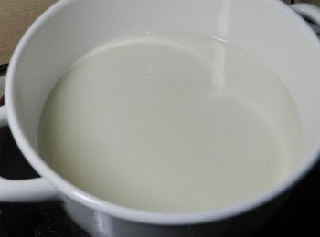 step1: 將豆漿倒入鍋中加熱，要適時攪拌喔，不然豆漿會焦掉，也可以使用無糖豆漿，再依個人喜好調味