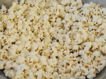 step4: 做好的爆米花，可先灑點鹽拌勻