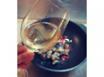 step3: 1.起油鍋加入蒜片辣椒小火爆香(勿焦) 2.加入白酒30cc.煮麵水2匙.少許鹽巴調味(試試味道)