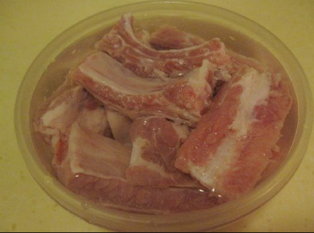 step1: 排骨泡去血水，再用廚房紙巾抹幹水份。