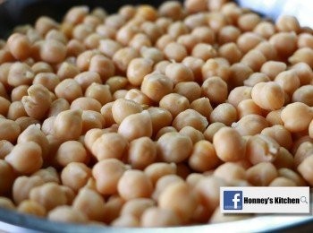 step1: 鷹咀豆洗淨後用清水浸軟, 再用鹽水 (約一大匙) 煮至淋即可 (不要煮至淋爛)