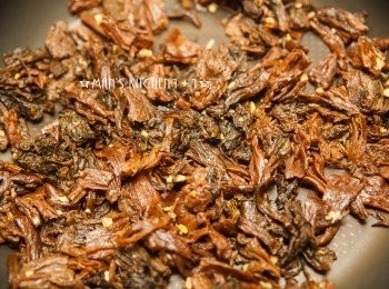 step5: 將步驟1的梅干菜瀝乾並切成小段狀，然後起油鍋，將蒜末爆香後把切好的梅干菜下鍋炒乾、炒香。