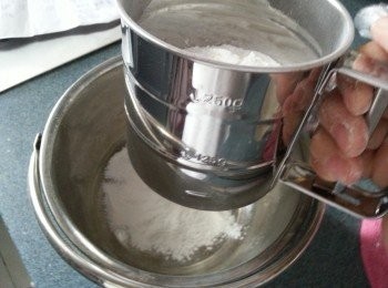 step1: 先將糯米粉過篩備用