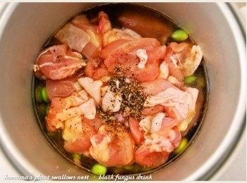 step4: 將黑啤酒與黑木耳養生露倒入，並灑上些許黑胡椒與鹽巴。