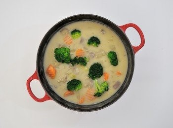 step10: 最後加入汆燙熟的綠花椰菜及撒上少許黑胡椒粉做調味,色香味俱全~