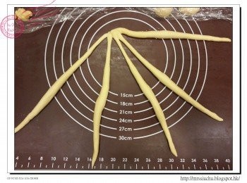 step5: 把麵團一端按實, 開始鬢五手辮, 1over3, 2over3, 5over2。完成後, 用手掌側把麵團兩側切去收口。
