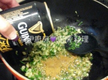 step4: - 加入Guinness 煮至蒸發一半