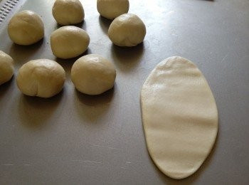 step6: 把松弛好的面剂子擀成牛舌形。