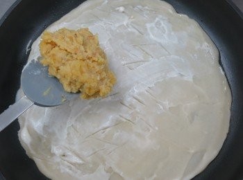 step9: 3.餅皮熟透之前加入豆蓉