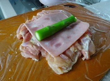 step2: <a href="https://bit.ly/2ZxapeY" target="_blank" data-keyword="雞扒" class="guide-link"><strong>雞扒</strong></a> <span style="display:inline-block;vertical-align:middle;margin-top:-3px;color:initial;border-radius:3px;padding:2px 3px;font-size:12px;line-height:14px;background:#87d300;color:#fff;">即買</span> 放微波爐保鮮紙上，舖上一片火腿，再放上露荀段 (兩邊要留3/4 吋空間）