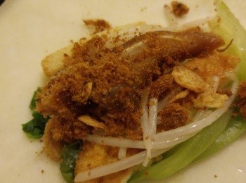 step2: 將食物放在潤餅皮前部份,可加少許鹵水店提供的醋調味。