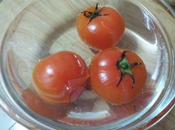 step8: 立刻撈起放到冷水中撕去蕃茄皮並切塊