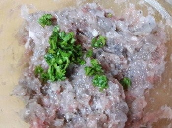 step4: 把蝦漿和絞肉拌成有黏度的程度後再加入切碎的香菜