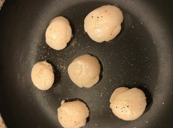 step1: 預備易潔獲或有坑紋的煎獲, 燒紅, 然後直接把帶子放上, 首先煎一面1.5 分鐘, 然后撒上少許鹽和胡椒粉, 然後再煎另一面,撒上少許鹽和胡椒粉.