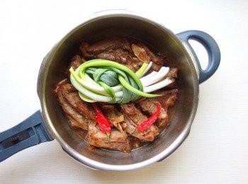 step5: 倒入米酒，煮至酒精揮發，再依序加入味醂、醬油、烏醋翻炒出香氣。最後，加入適量的水和蔥，煮滾後蓋上鍋蓋,小火燉煮50分鐘。