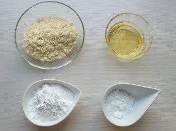 step1: 準備所有材料。先將糖粉B及杏仁粉過篩(如有添加蔬果粉或可可粉類時,一併一起過篩)。