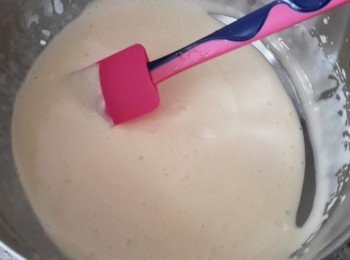 step1: 大碗內放全蛋及蛋黃，用電動攪拌器打發，出現泡沫時下糖拌勻，打發約五至八分鐘，至蛋液呈淡黃色及稠身，有絞路（可用蛋液寫8字）