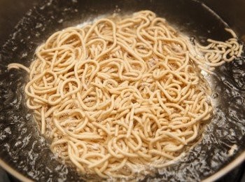 step6: 等待的同時另起水鍋將全麥麵煮熟