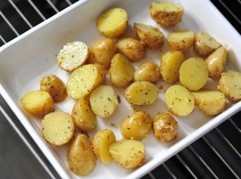 step5: 將沾滿醃料的馬鈴薯放入平盤內，令小馬鈴薯可以有足夠空間。