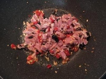 step5: 放入肉絲拌炒。