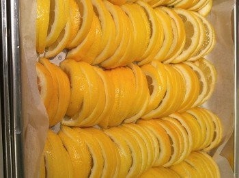 step5: 檸檬頭尾需切除,檸檬再一開二次後切薄片約一個7片。