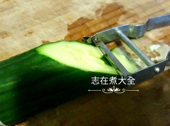 step2: 青瓜刨絲，或可用刨皮器刨片再切絲