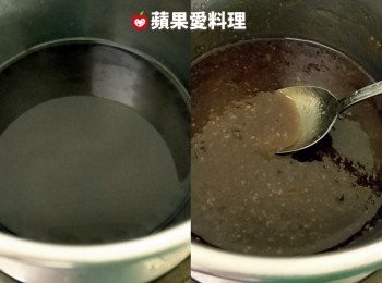 step1: 煮黑糖漿：取出一個深鍋（姊是用「3人份內鍋」），放入黑糖和水，用湯匙攪拌均勻。置入電鍋，外鍋放半杯水蒸煮。電鍋跳起後，打開鍋蓋，趁熱灑上蓮藕粉，用湯匙攪拌均勻，取出備用。