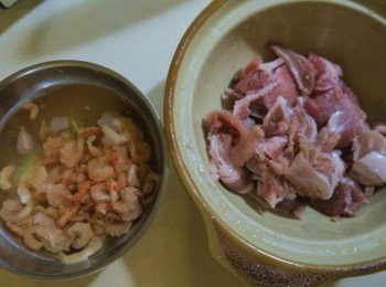 step2: 蝦米泡水.豬肉少許鹽白胡椒抓醃