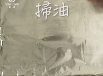 step3: 把焗爐錫紙鋪在焗盤上，並在錫紙上掃上少量油以防<a href="https://bit.ly/3zHU5V3" target="_blank" data-keyword="雞翼" class="guide-link"><strong>雞翼</strong></a> <span style="display:inline-block;vertical-align:middle;margin-top:-3px;color:initial;border-radius:3px;padding:2px 3px;font-size:12px;line-height:14px;background:#87d300;color:#fff;">即買</span> 黏在錫紙上