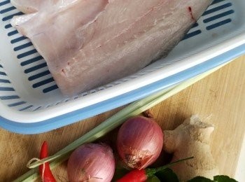 step1: 馬友可叫魚檔代開邊，及去頭。落鹽將魚調味。