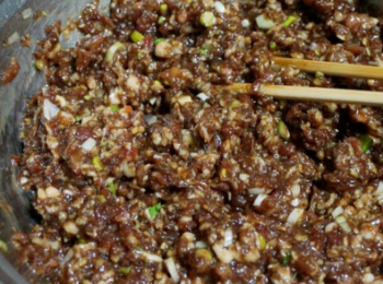 step2: 豬肉餡放入鹽、醬油、蠔油、大蔥末攪拌均勻。