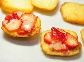 step7: 取一片饅頭，鋪上一片片草莓