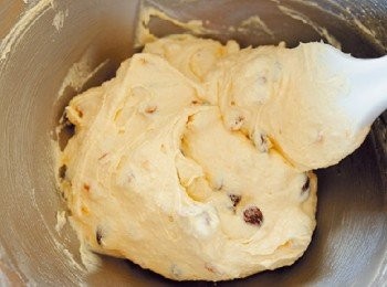 step8: 加入麵糊用的核桃、糖漬橙皮、蘭姆酒漬葡萄乾和剩餘的低筋麵粉，攪拌20次左右直到看不見麵粉，麵糊出現滑潤的光澤。